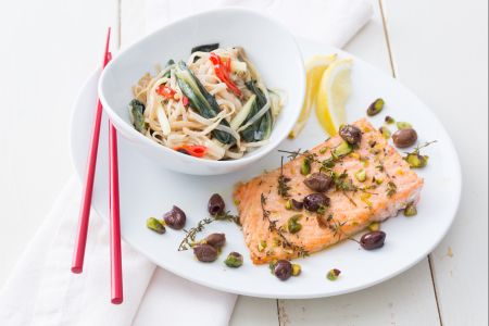 Knuspriger Lachs mit Nudel-Salat