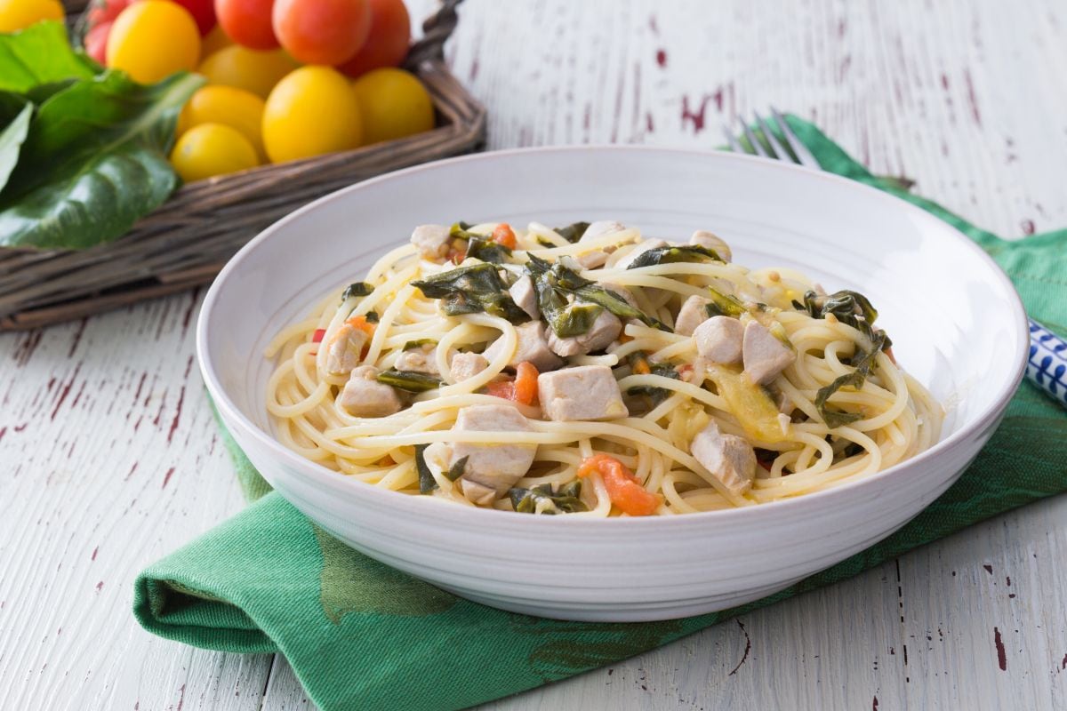 Pasta mit Thunfisch, Kräutern und Kirschtomaten