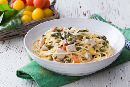 Pasta mit Thunfisch, Kräutern und Kirschtomaten