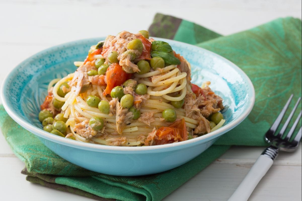 Nudeln mit Thunfisch und Erbsen