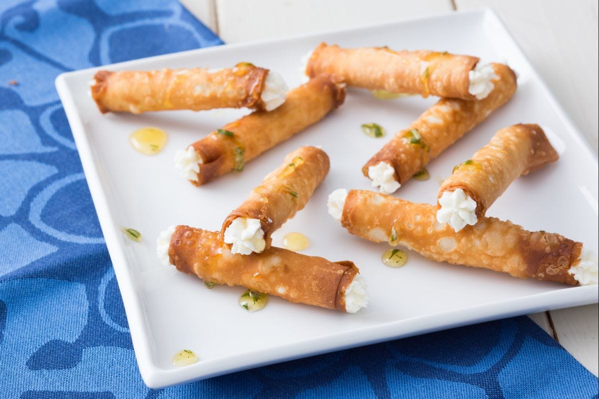 Zigarren mit Ziegenkäse und Honig mit Rosmarin