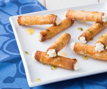 Zigarren mit Ziegenkäse und Honig mit Rosmarin