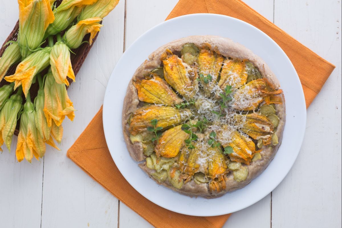 Tatin mit gefüllten Zucchiniblüten