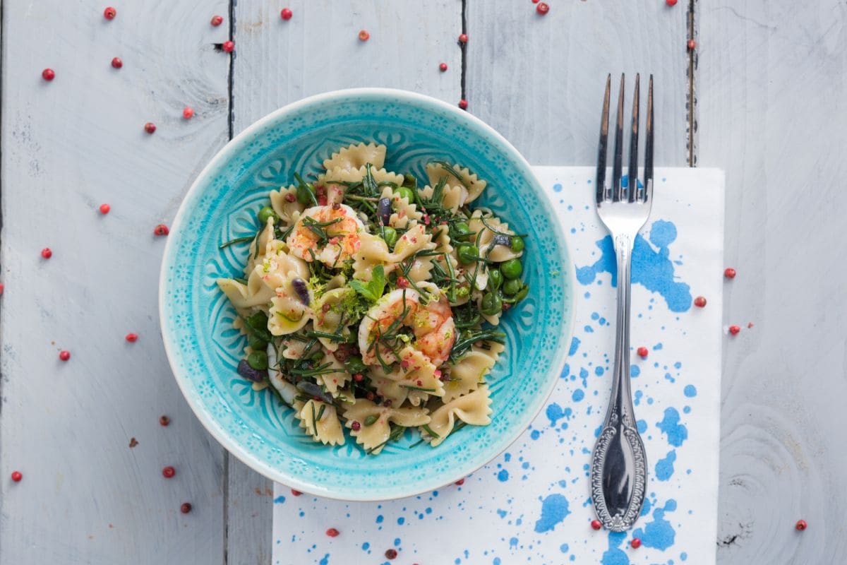 Pastasalat mit Mönchsbart und Garnelen