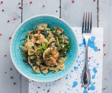 Pastasalat mit Mönchsbart und Garnelen