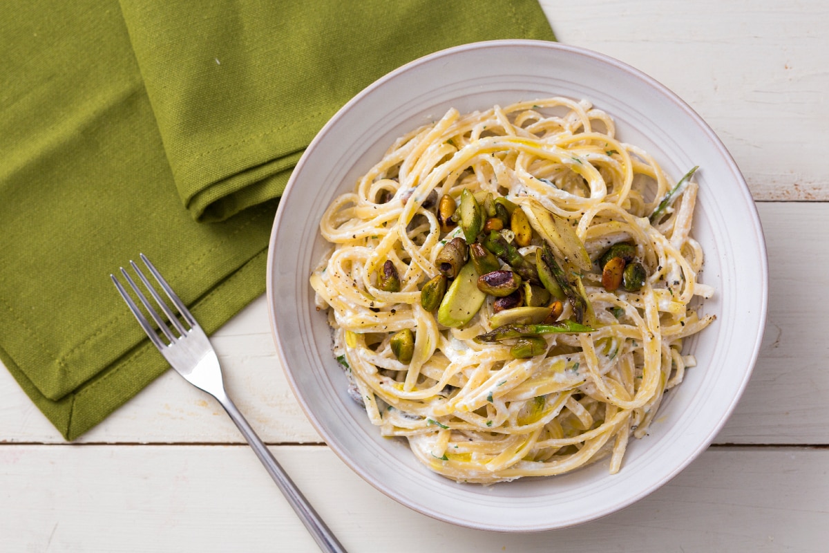 Pasta mit Ricotta-Creme, Spargel und Pistazien