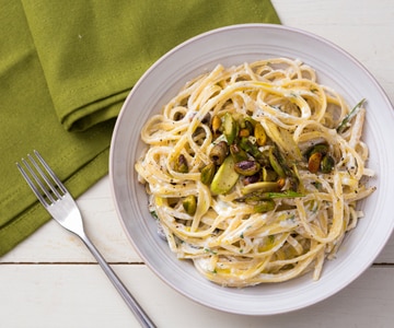 Pasta mit Ricotta-Creme, Spargel und Pistazien