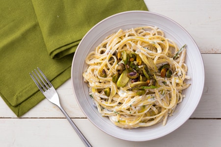 Pasta mit Ricotta-Creme, Spargel und Pistazien