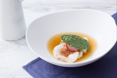 Schinkenbrühe, Kabeljau mit knusprigem Brot und Radieschen