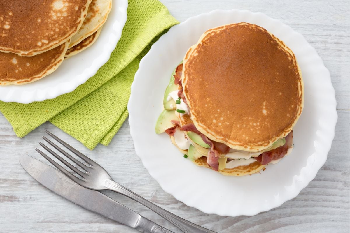 Herzhafte Pfannkuchen mit Speck und Crème Fraîche