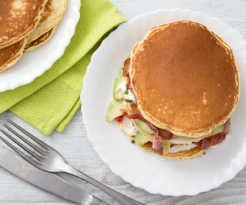 Herzhafte Pfannkuchen mit Speck und Crème Fraîche