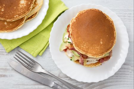 Herzhafte Pfannkuchen mit Speck und Crème Fraîche