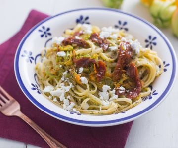 Pasta mit Zucchiniblüten und Feta
