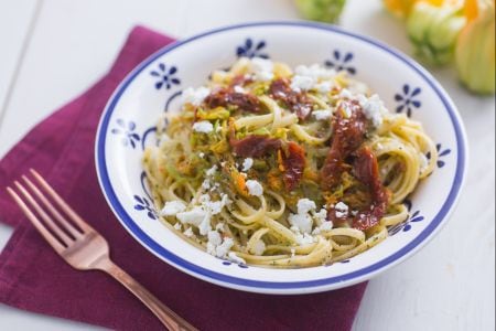 Pasta mit Zucchiniblüten und Feta