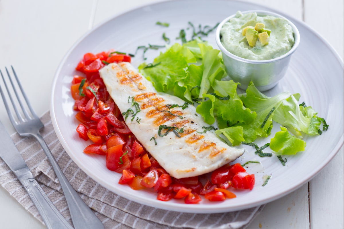 Gegrillter Fisch mit Skyr-Avocado-Sauce