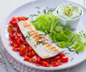 Gegrillter Fisch mit Skyr-Avocado-Sauce