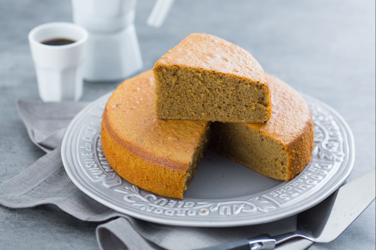 Kuchen mit heißer Milch und Kaffee