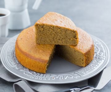 Kuchen mit heißer Milch und Kaffee