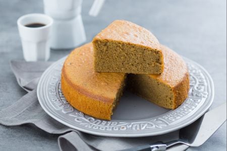 Kuchen mit heißer Milch und Kaffee