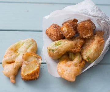 Cuoppo mit Käse und Blumen