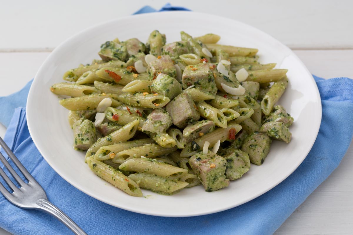 Pasta mit Pesto und frischem Thunfisch