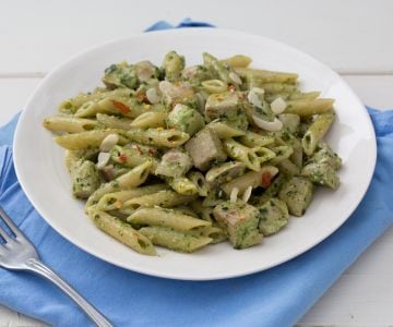 Pasta mit Pesto und frischem Thunfisch