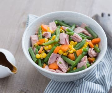 Bohnensalat mit Karotten, Mais und Thunfisch