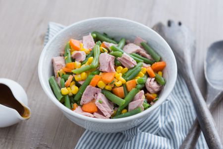 Bohnensalat mit Karotten, Mais und Thunfisch