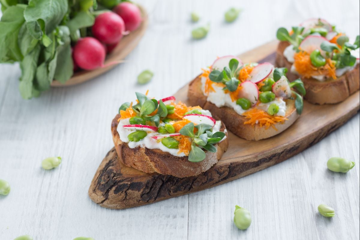 Bruschetta mit Burrata und Gemüse