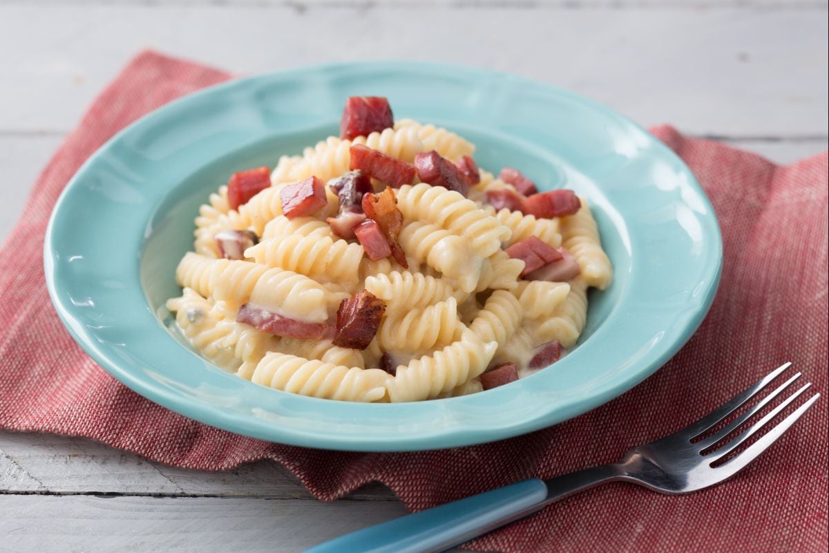 Pasta mit vier Käsesorten und Speck