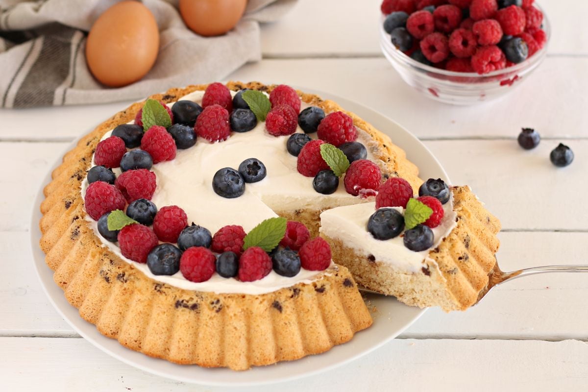 Weicher Kuchen mit Joghurt und Früchten
