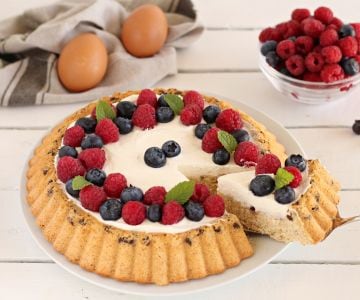 Weicher Kuchen mit Joghurt und Früchten