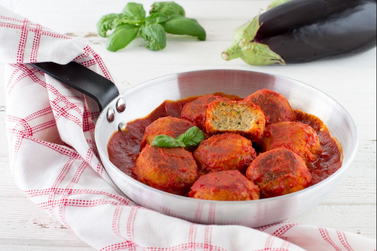 Schwertfisch- und Auberginenbällchen in Sauce
