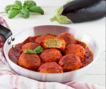 Schwertfisch- und Auberginenbällchen in Sauce