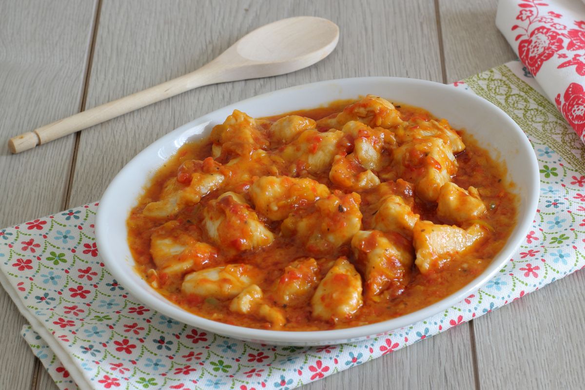 Hähnchenstücke mit Paprika und getrockneten Tomaten