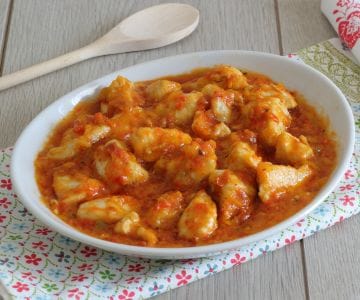 Hähnchenstücke mit Paprika und getrockneten Tomaten