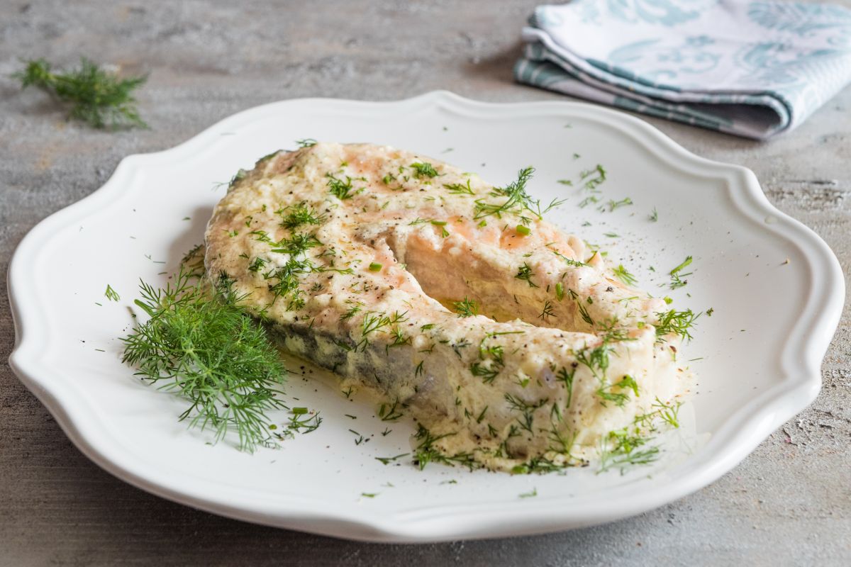 Lachs in der Pfanne mit Dill und saurer Sahne