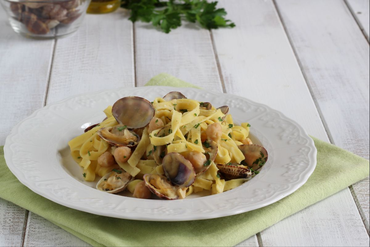 Tagliatelle mit Kichererbsencreme und Venusmuscheln