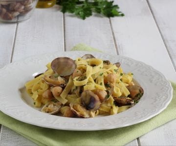 Tagliatelle mit Kichererbsencreme und Venusmuscheln