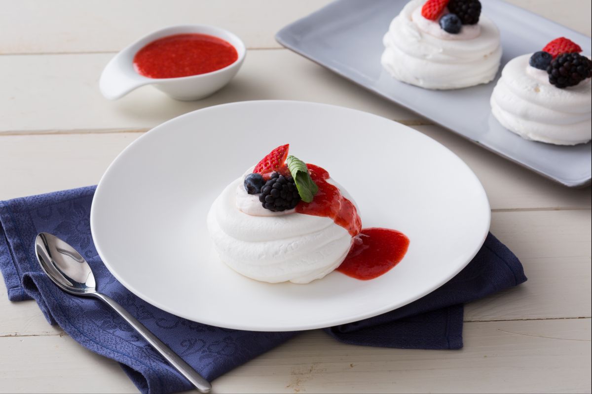 Mini-Pavlovas mit Waldbeeren
