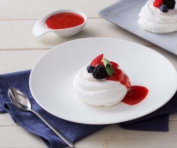 Mini-Pavlovas mit Waldbeeren