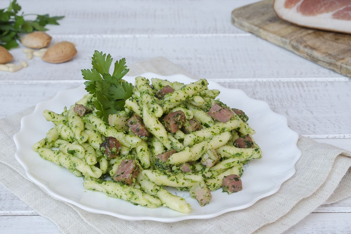Pasta mit Petersilienpesto und Speck