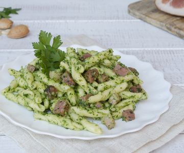Pasta mit Petersilienpesto und Speck