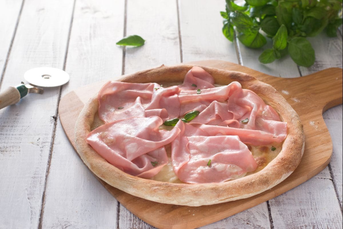 Pizza mit Mortadella und Büffelmozzarella
