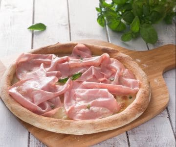 Pizza mit Mortadella und Büffelmozzarella