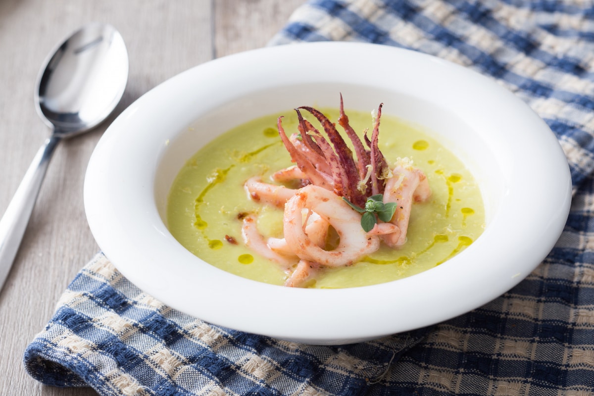 Zucchinikürbissuppe mit Tintenfischen