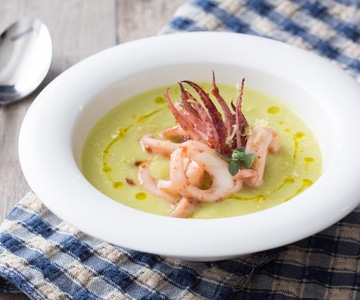Zucchinikürbissuppe mit Tintenfischen