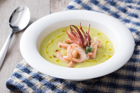 Zucchinikürbissuppe mit Tintenfischen