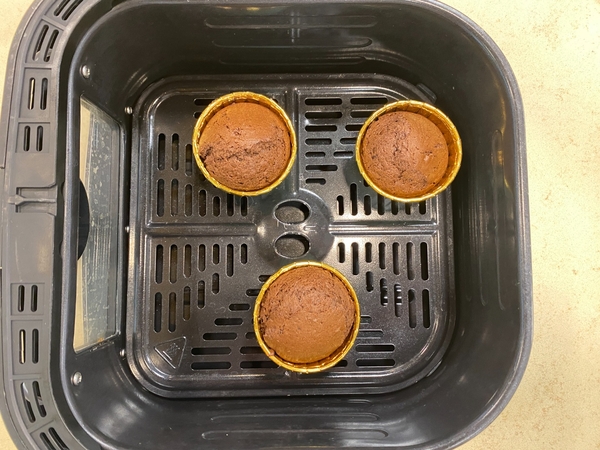 Halloween-Cupcakes aus der Heißluftfritteuse - step 2